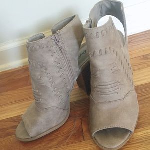 nude peep toe, side slit, block heel sandals